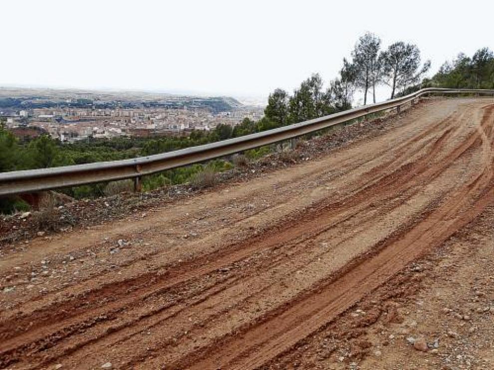 El camino de Santa Bárbara, uno de los que se acondicionarán, y, al fondo, la ciudad de Teruel.