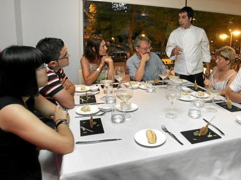 David Boldova, chef del restaurante Novodabo, explicando un plato a unos clientes