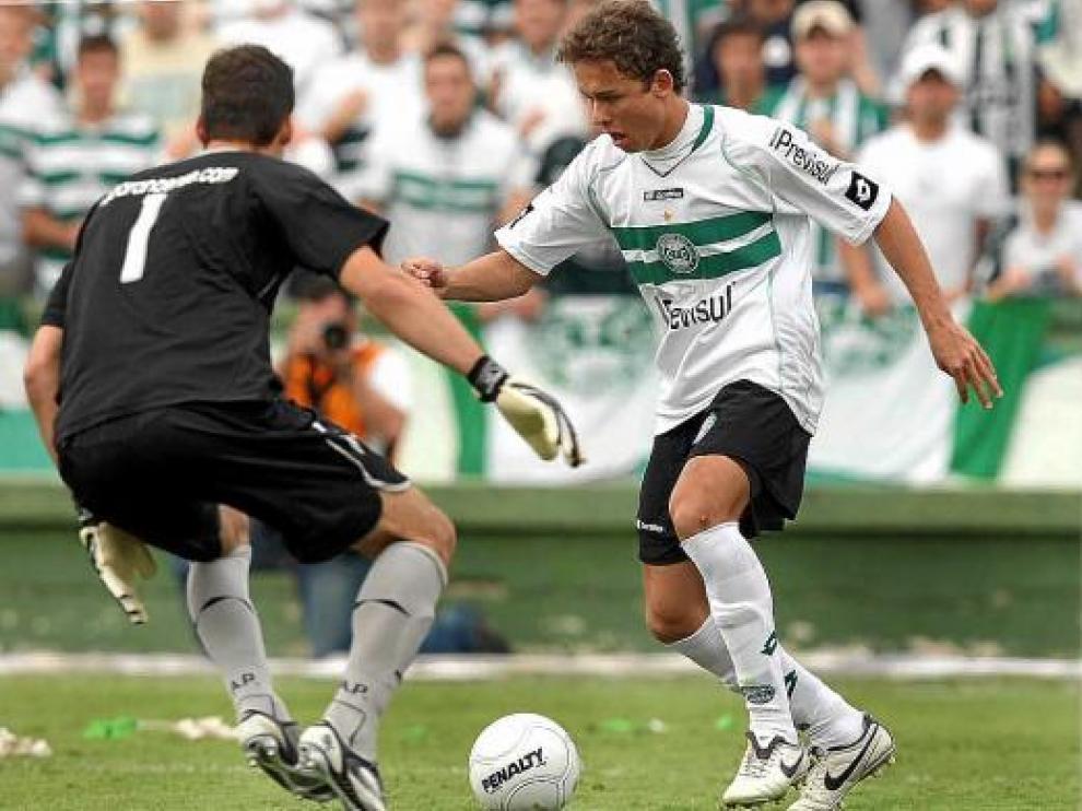 Keirrison, con la camiseta del Curitiba, a punto de marcar un gol ante el portero del Atlético Paranaense