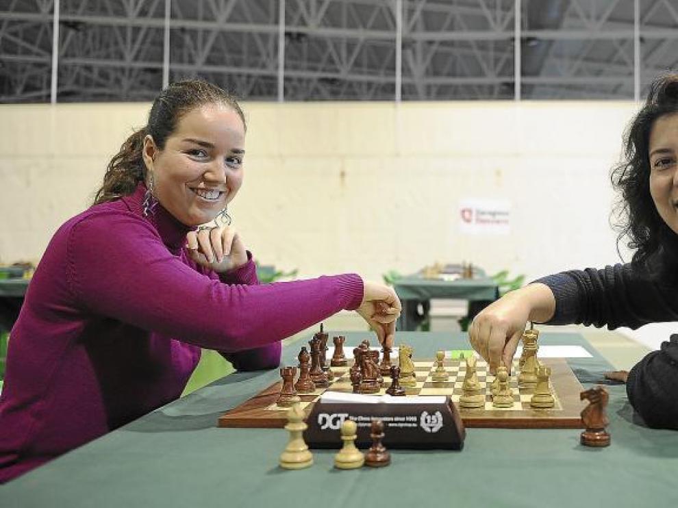 Sabrina Vega (a la izquierda del tablero) y Mónica Calzetta (moviendo las fichas blancas), en el Stadium Casablanca