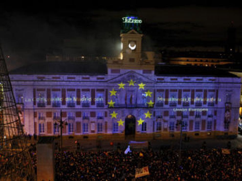 La Puerta del Sol, iluminada de azul, para celebrar la Presidencia española de la UE