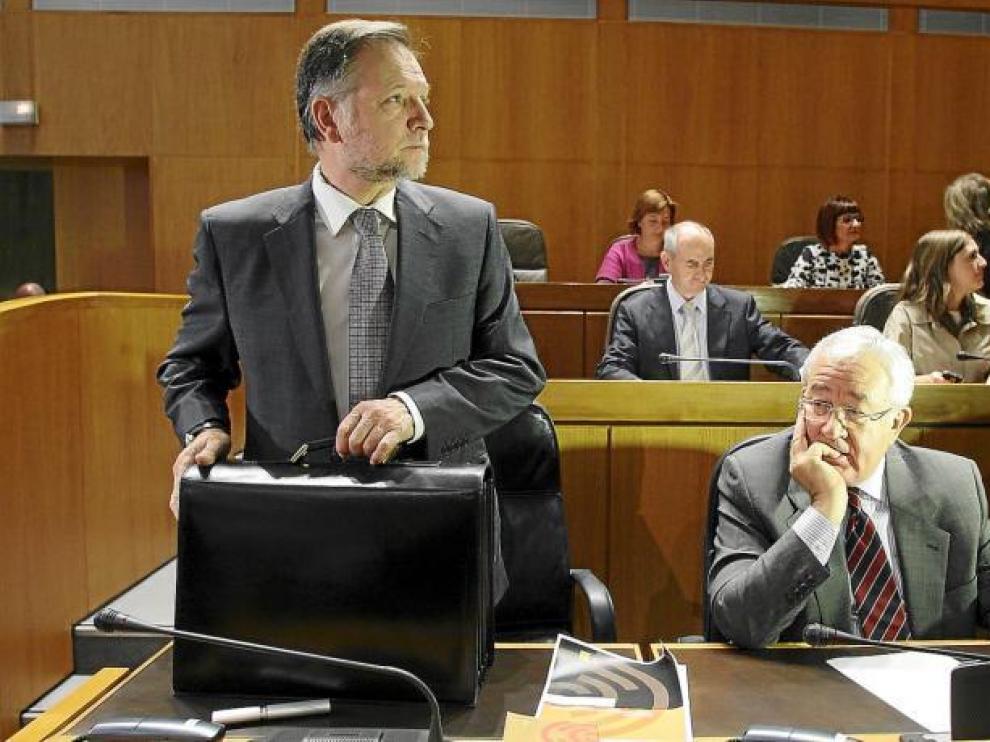 Los líderes de los partidos que gobiernan en Aragón, Iglesias (izda.) y Biel, han escenificado sus diferencias varias veces en las Cortes.