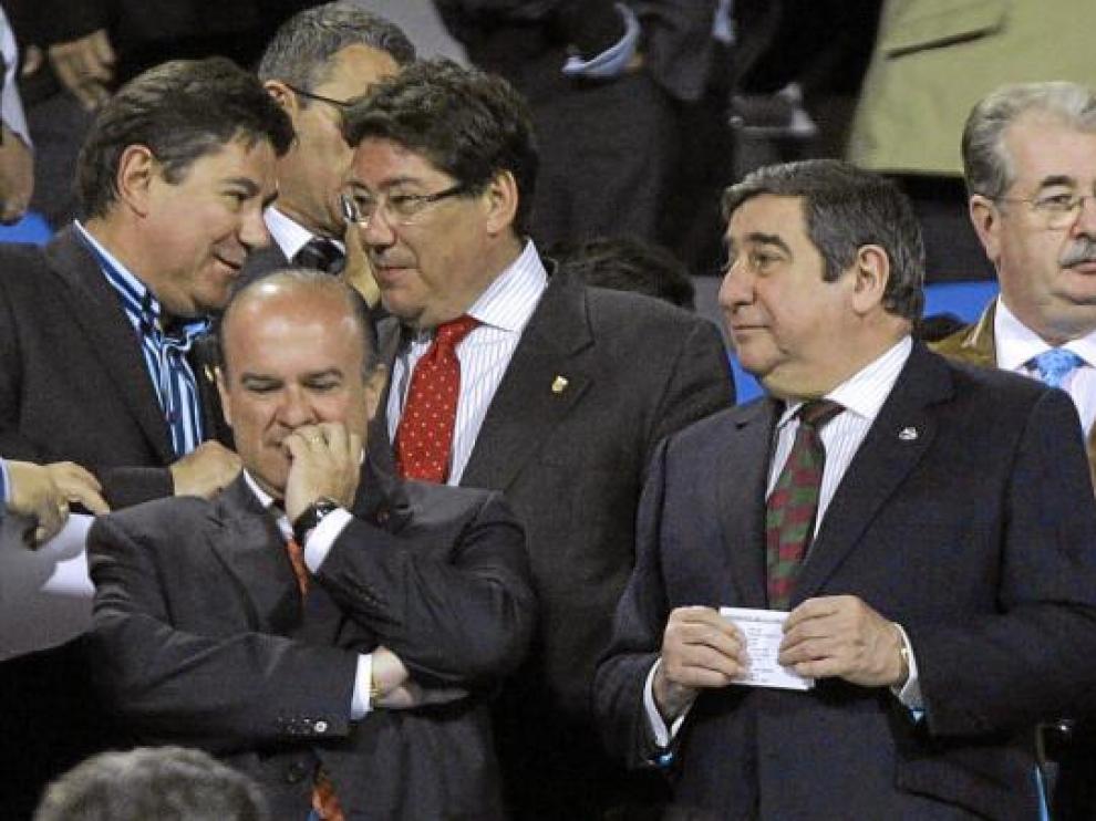 Lendoiro, en el palco de La Romareda en 2008, junto al ex presidente del Zaragoza Bandrés.