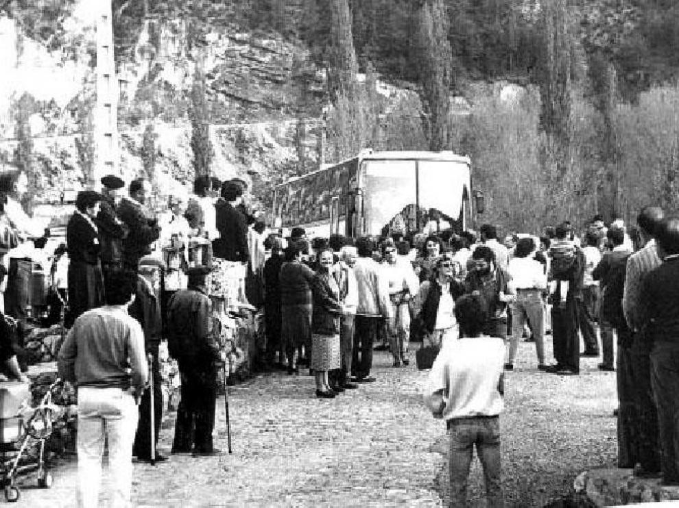 La primera caravana. El 7 de marzo de 1985 llegaron a Plan los tres autocares con las participantes en la fiesta