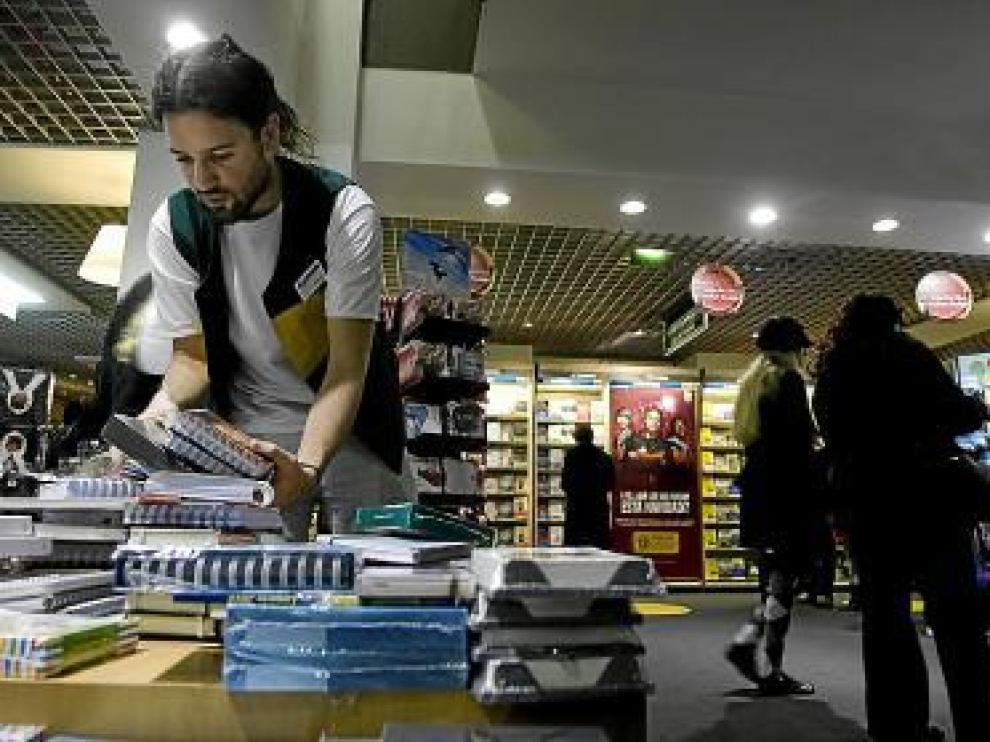 Miguel Tarongi, trabajando en la sección de Librería de la FNAC.