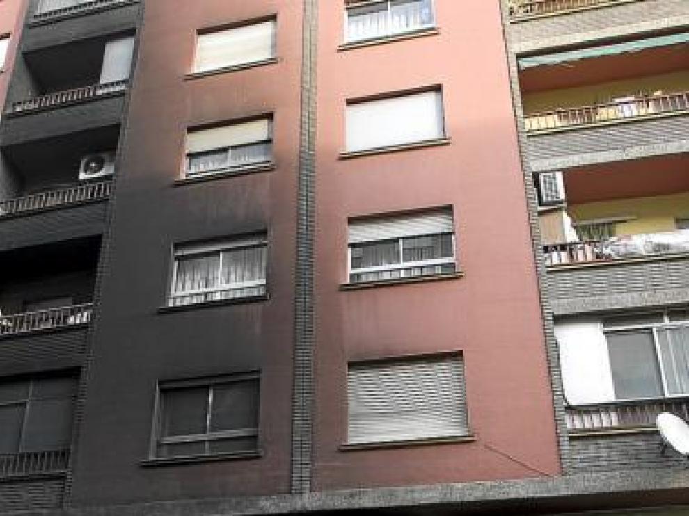El fuego afectó a dos locales y cinco coches en Leopoldo Romeo.