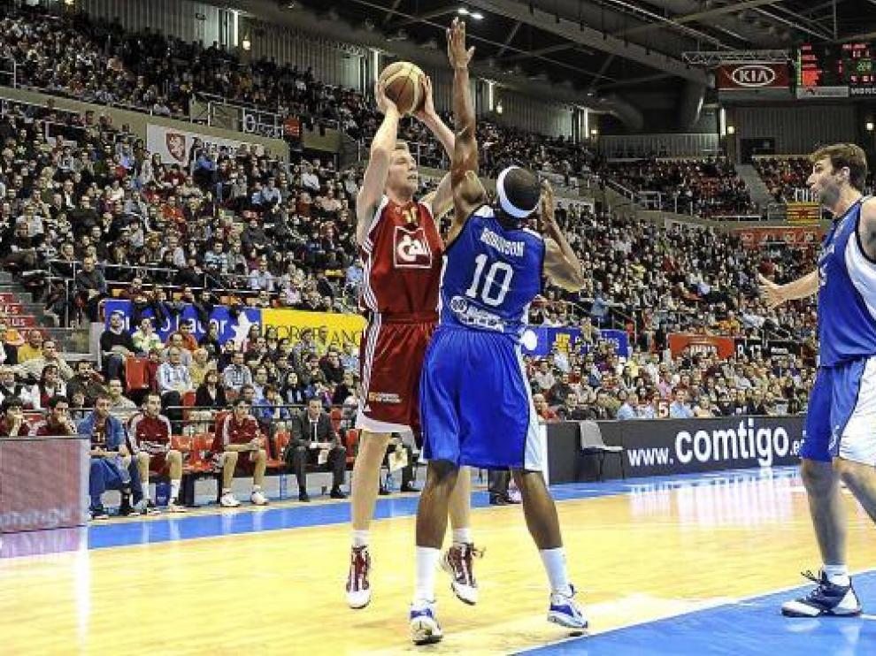 David Barlow se eleva ante el melillense Robinson.