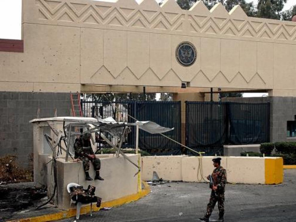 Soldados yemeníes vigilan la entrada de la embajada de EE. UU., en septiembre.