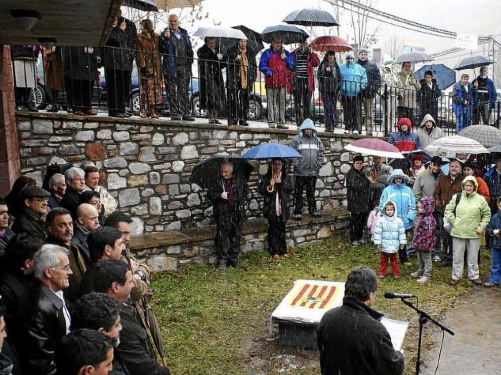 Un banco grabado -bajo la bandera- recuerda la 'Caravana de Mujeres' que hizo famoso el pueblo de Plan y todo el valle.