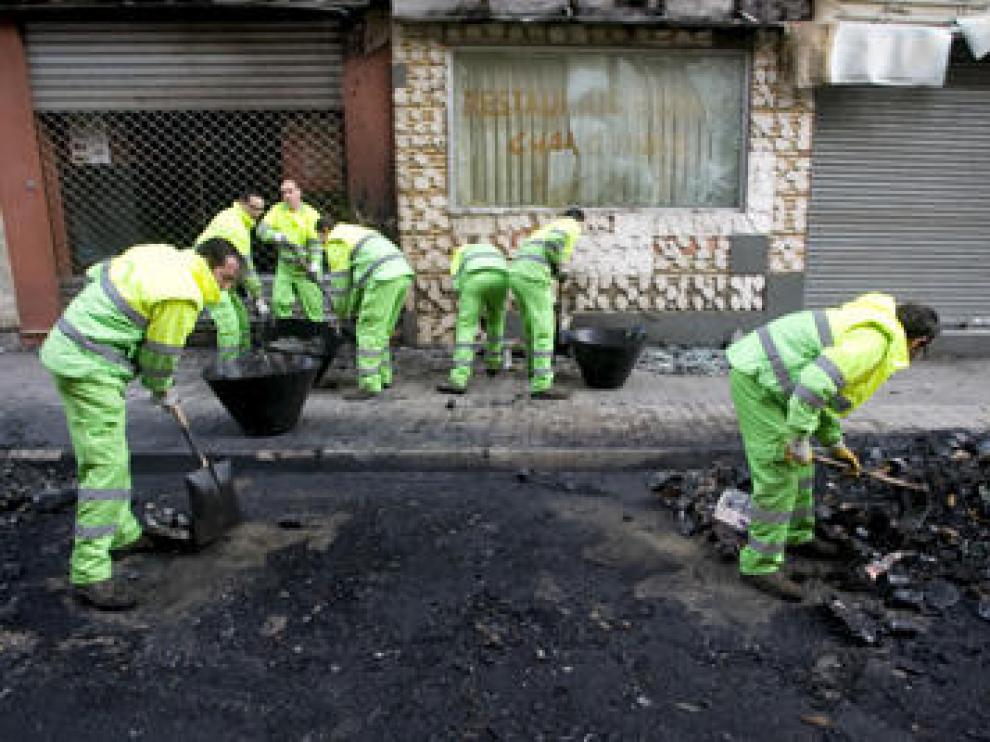 Incendian contenedores en cinco calles de Zaragoza sin causar daños personales