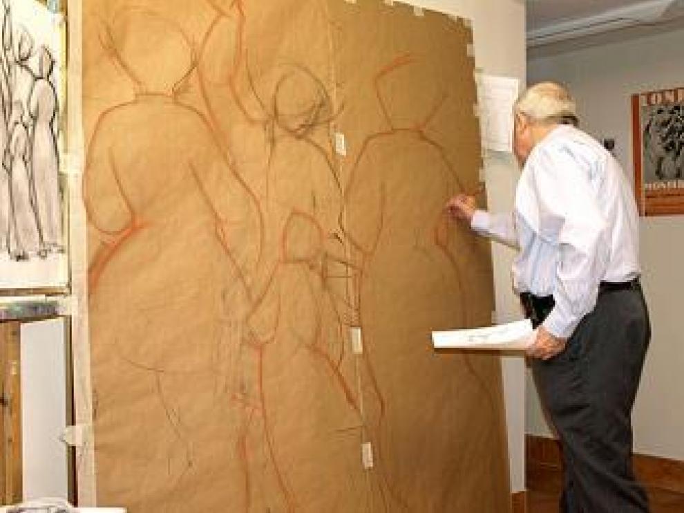 Manuel Monterde mientras dibuja los bosquejos de su mural