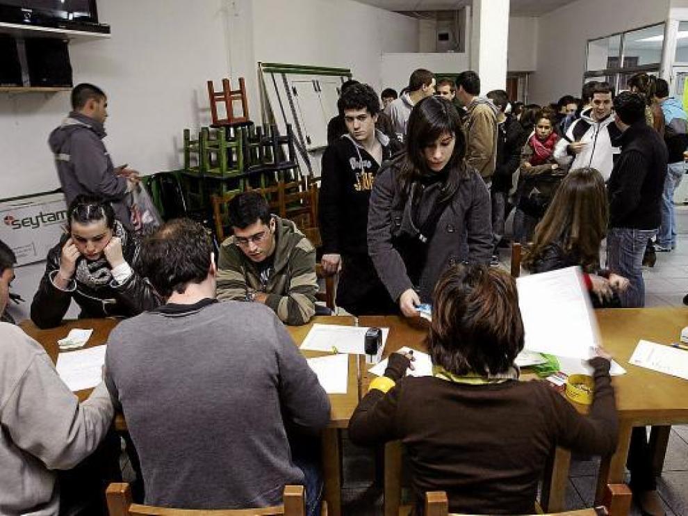 Socios de la peña rellenaron formularios con la descripción de las prendas que les dieron los afectados