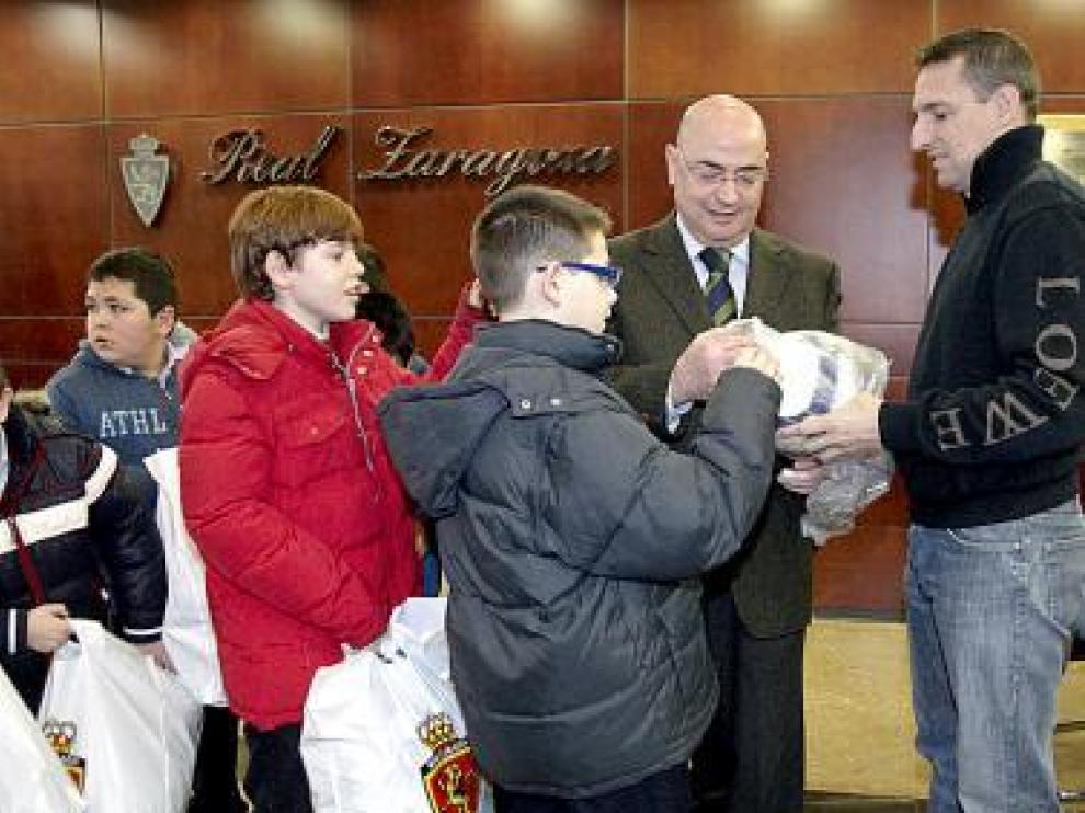 Entrega de las equipaciones a los Infanticos del Pilar.
