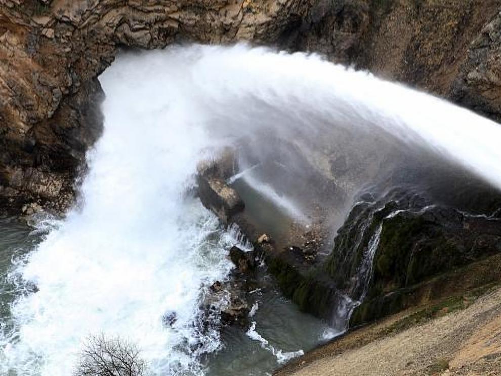 La compuerta del Arquillo deja pasar estos días un enorme cañón de agua