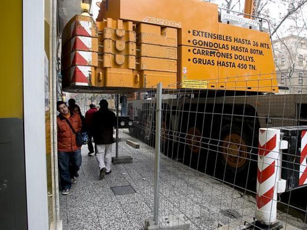 La grúa se 'come' estos días buena parte de la acera de la Gran Vía