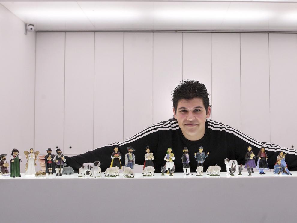 Jorge Martín Ungría, el ganador, con el belén tradicional aragonés de HERALDO.