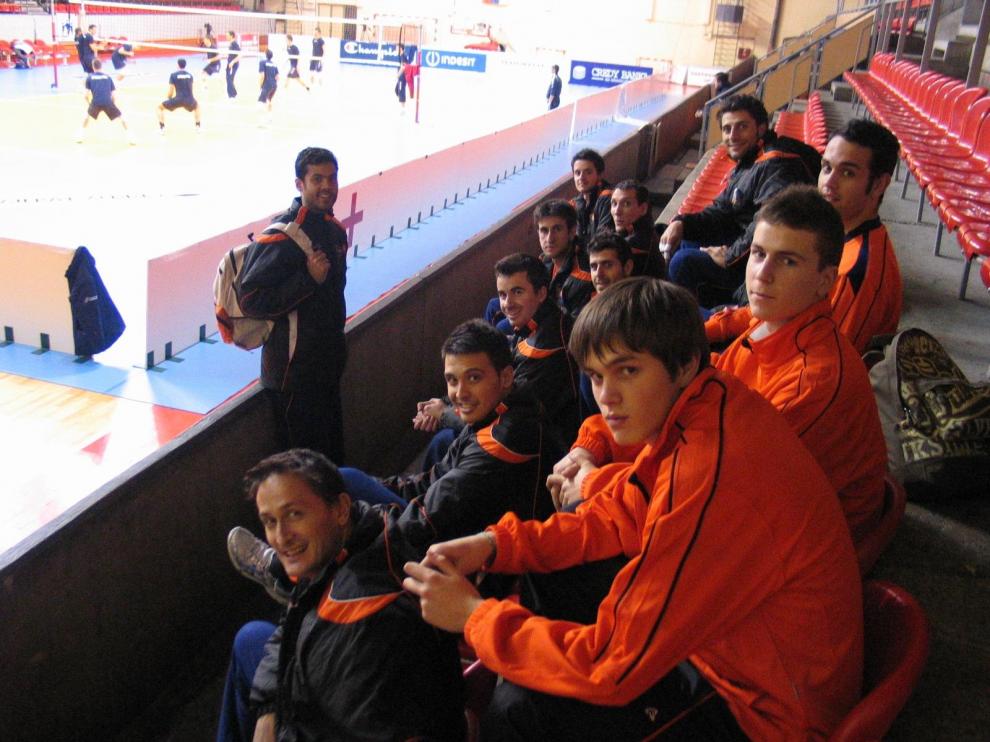 La plantilla del CAI, ayer en el pabellón Jezero, escenario del partido contra el Radnicki Kragujevac.