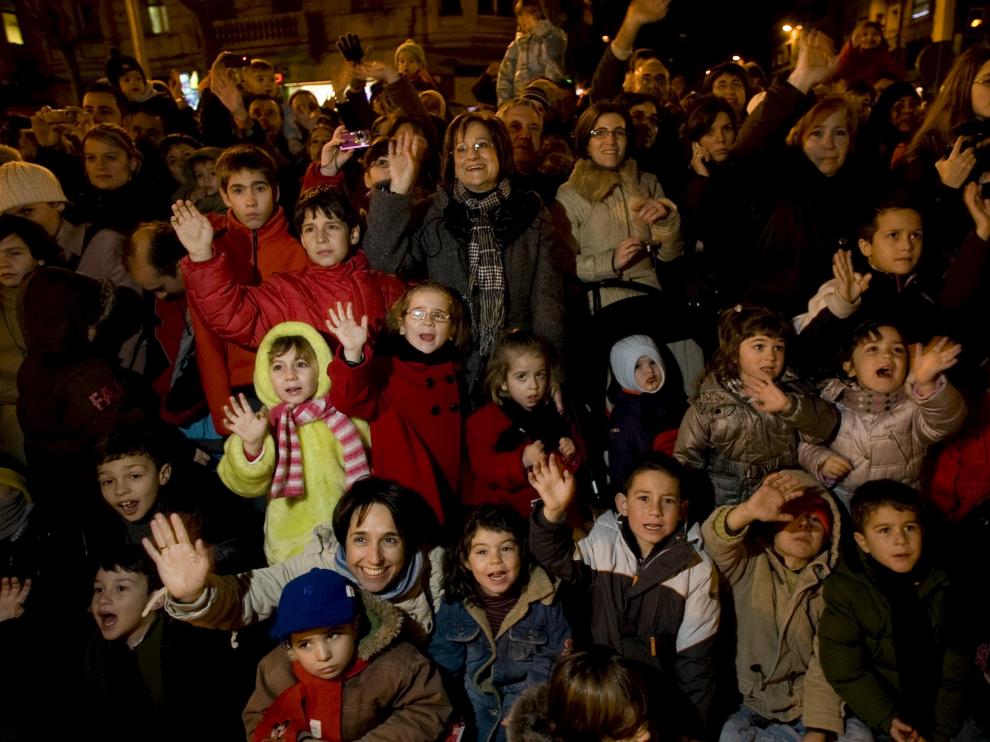 Los niños y sus familiares esperaron para saludar a Sus Majestades.
