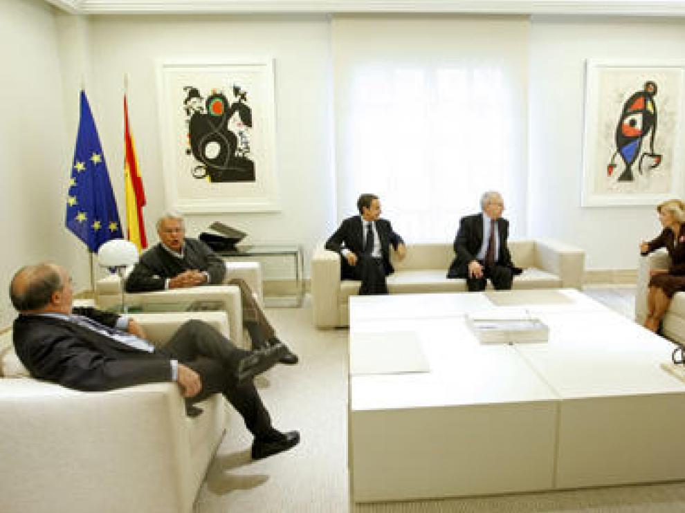 Rodríguez Zapatero se ha reunido con Elena Salgado, Jacques Delors, Felipe González y el ex ministro de Economía Pedro Solbes