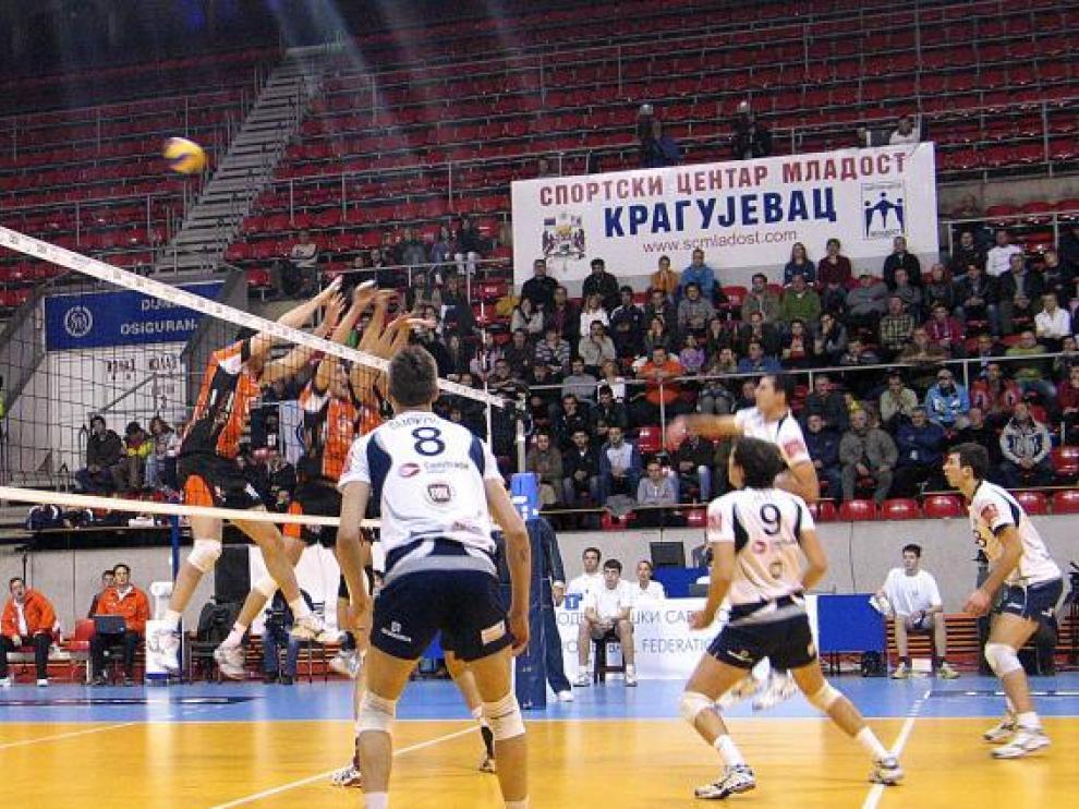 Bloqueo del CAI Teruel ante el ataque del Radnicki, en el partido de ayer en Kragujevac