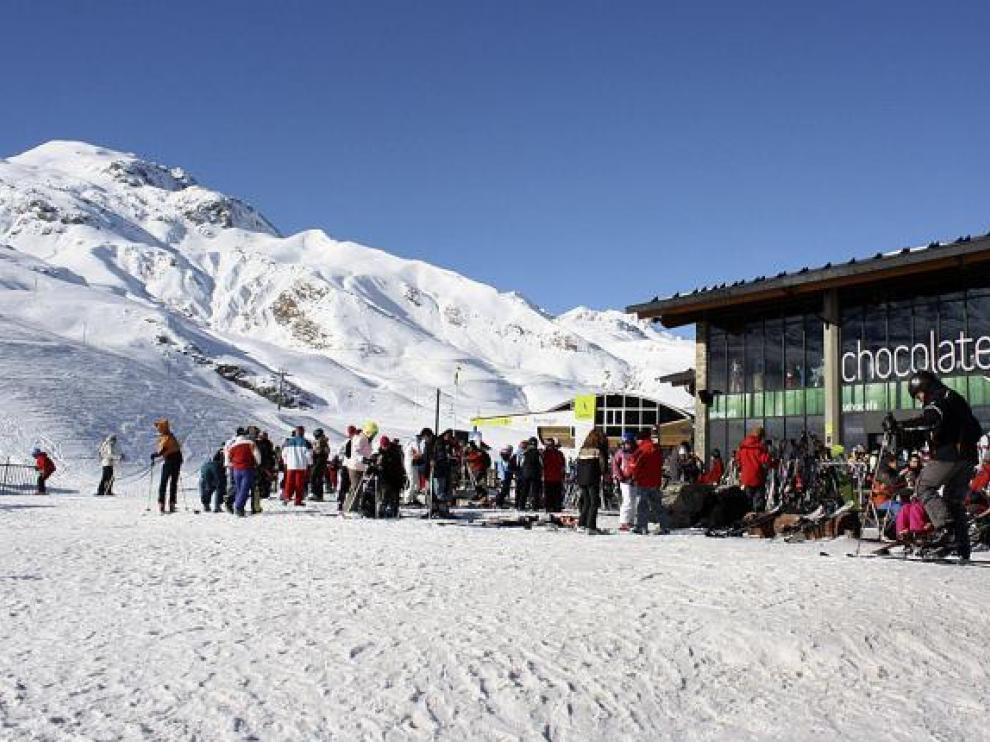 Los esquiadores disfrutaron ayer de una jornada fría pero muy soleada. En la imagen, Formigal