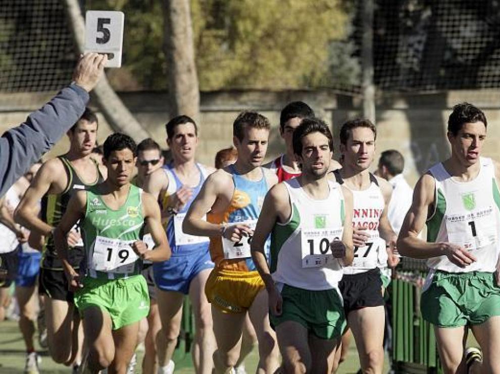 Sabhi, a la izquierda con el dorsal 19, pasa por la línea de meta en el grupo de cabeza