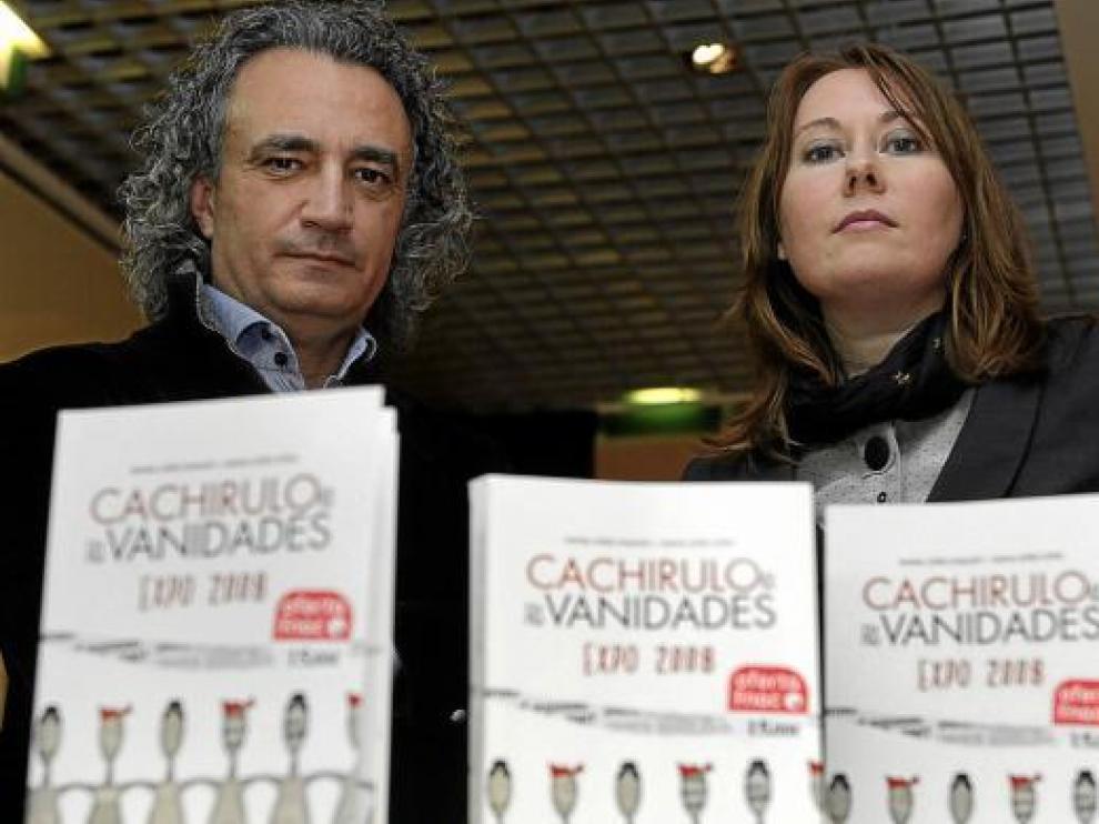Rafael López-Insausti y Diana López, ayer en la FNAC Plaza de España de Zaragoza.
