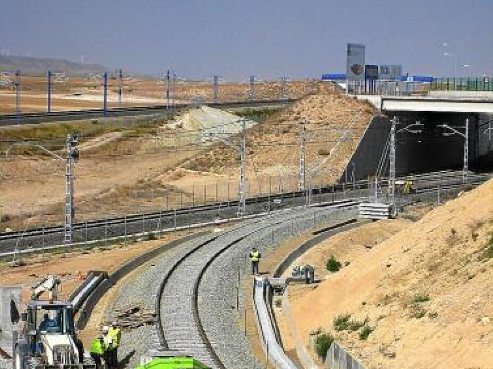 Varios operarios trabajan en el vallado del ramal ferroviario