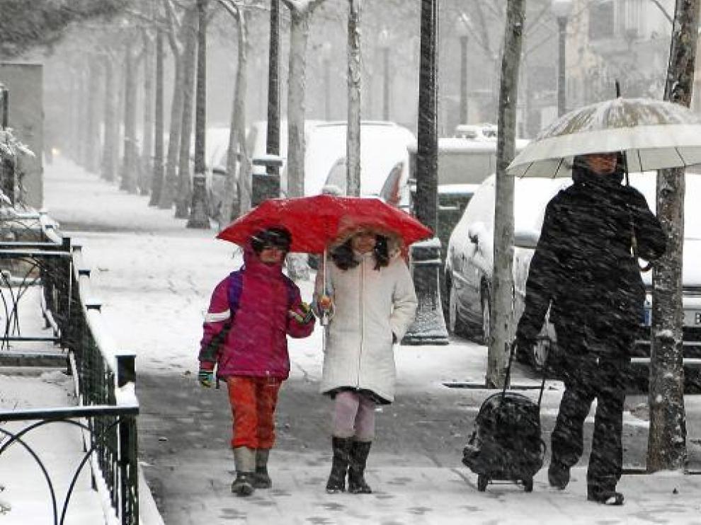 La nieve polvo descargó sin descanso, durante todo el día, sobre la ciudad de Teruel.