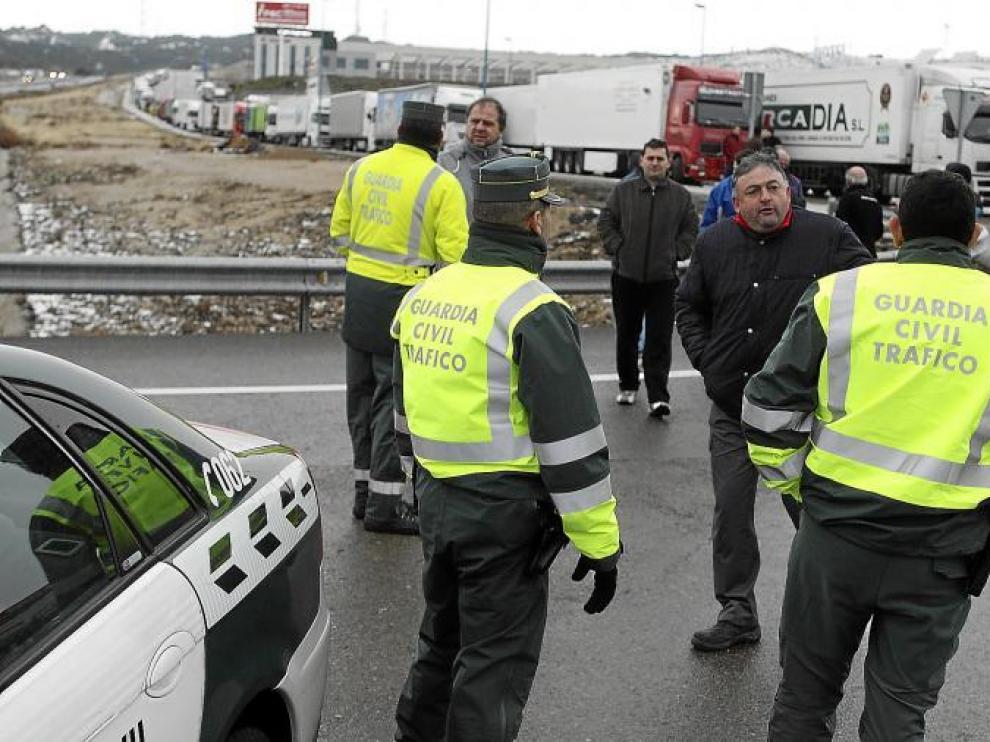 Varios agentes de la Guardia Civil charlan con algunos camioneros en La Muela