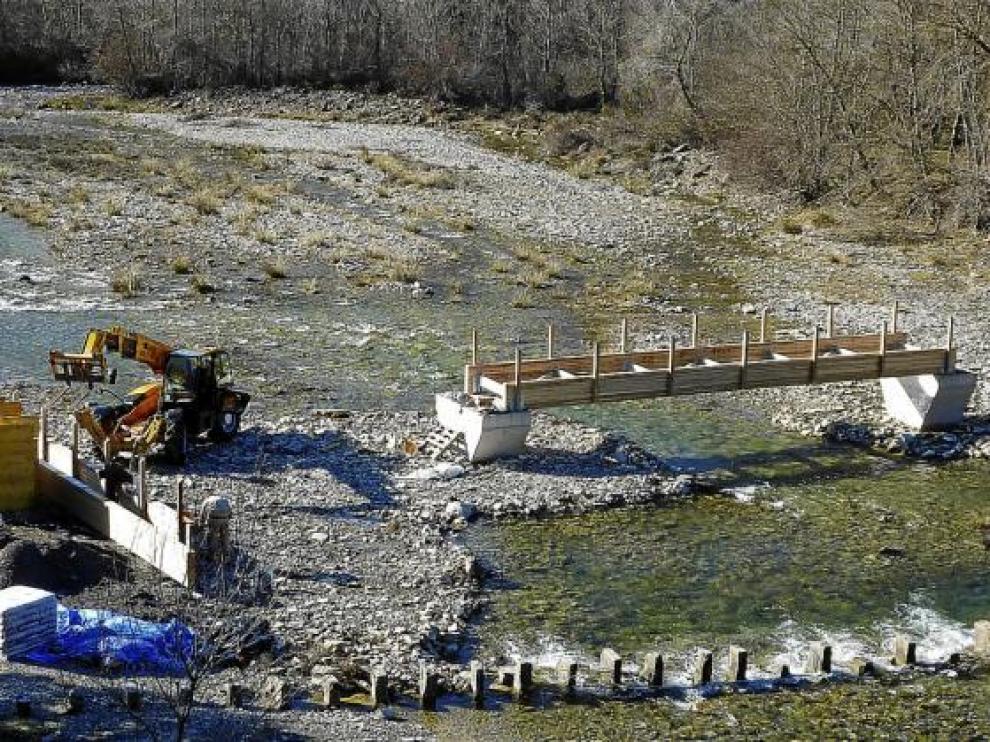 La pasarela que se construye sobre el Ijuez, en Castiello de Jaca, el pasado miércoles