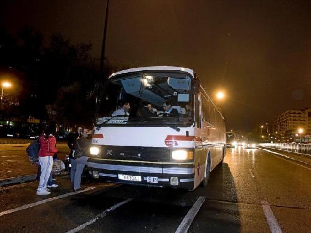 Un grupo de viajeros toma el autobús que salió ayer a las 18.30 de Cesáreo Alierta.
