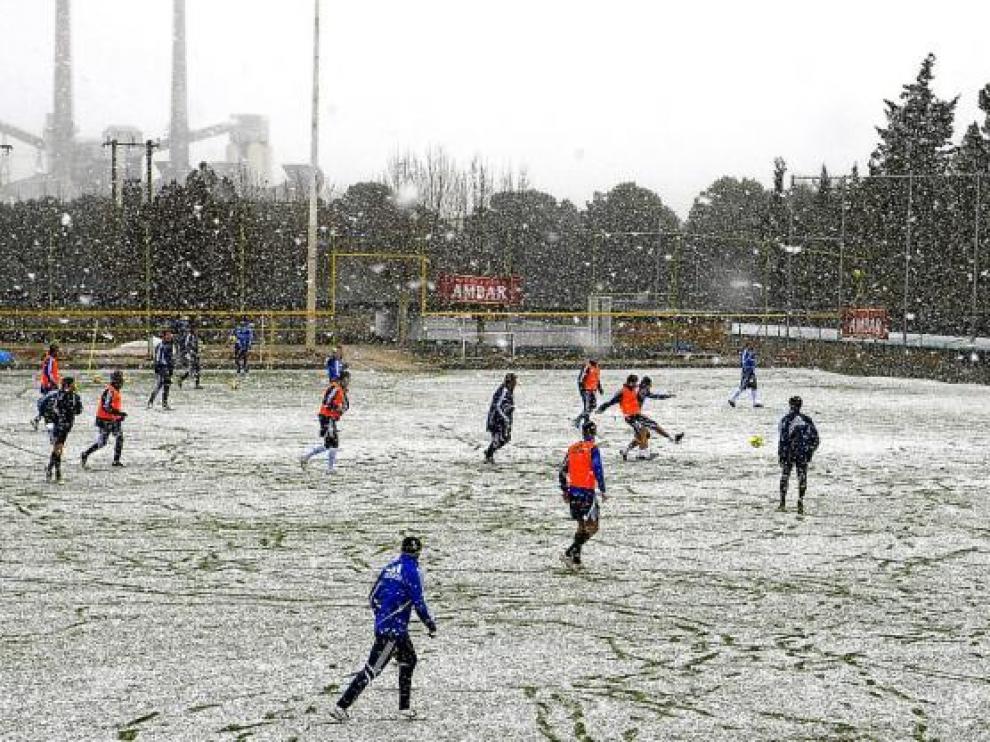 El entrenamiento del Real Zaragoza de ayer, bajo una intensa nevada