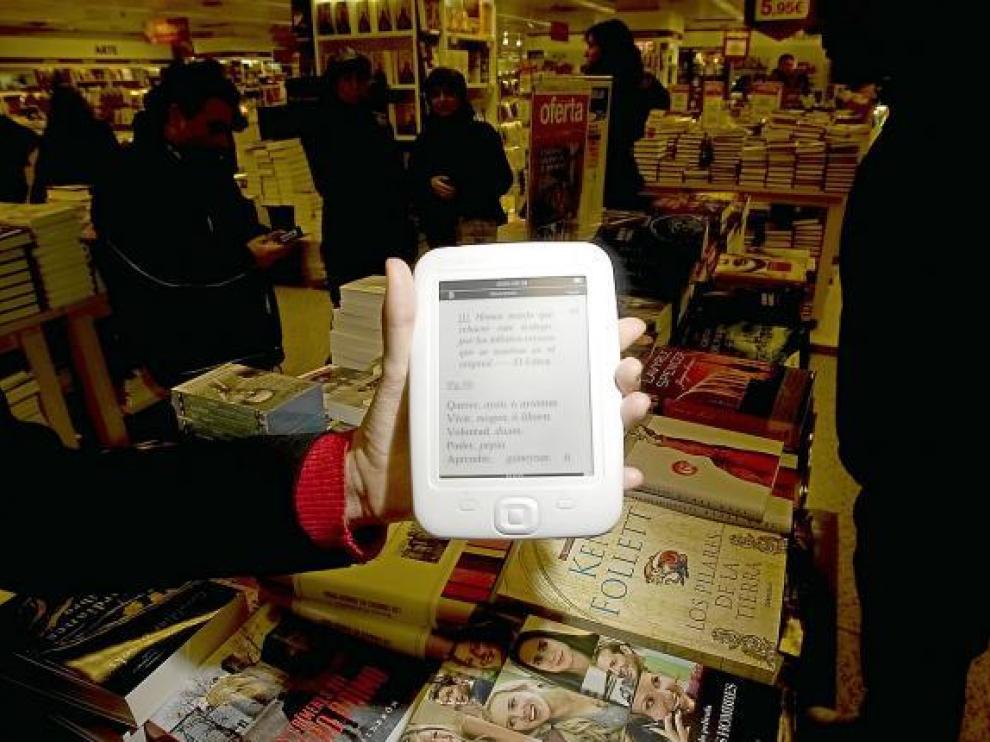Un 'e-book' Inves, comercializado por El Corte Inglés, en la librería de esta tienda en Zaragoza.