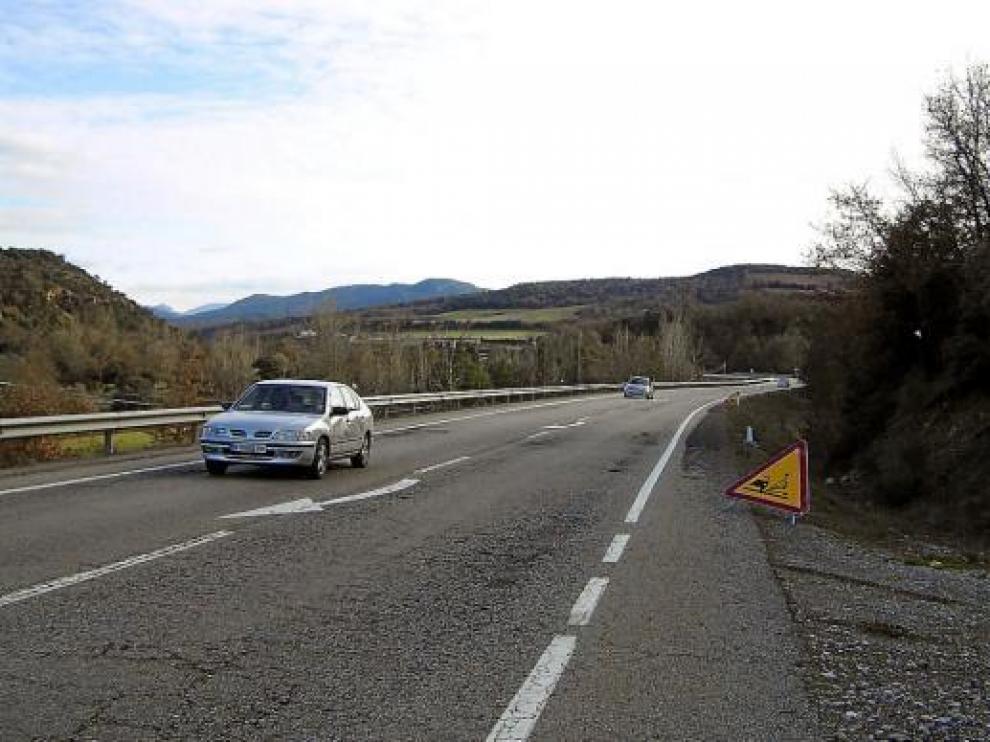 El tramo afectado está en Benabarre, donde se ha señalizado la gravilla con la que se tapan los agujeros