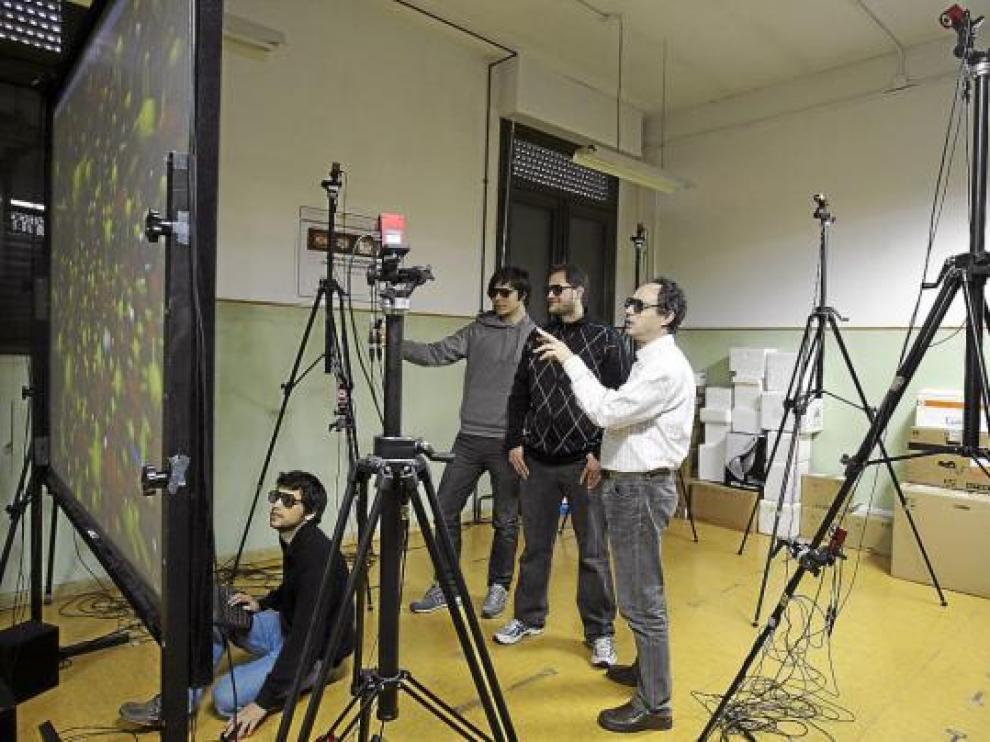 Los investigadores del BIFI, ayer con el sistema de visualización en 3D que trasladarán a Francia