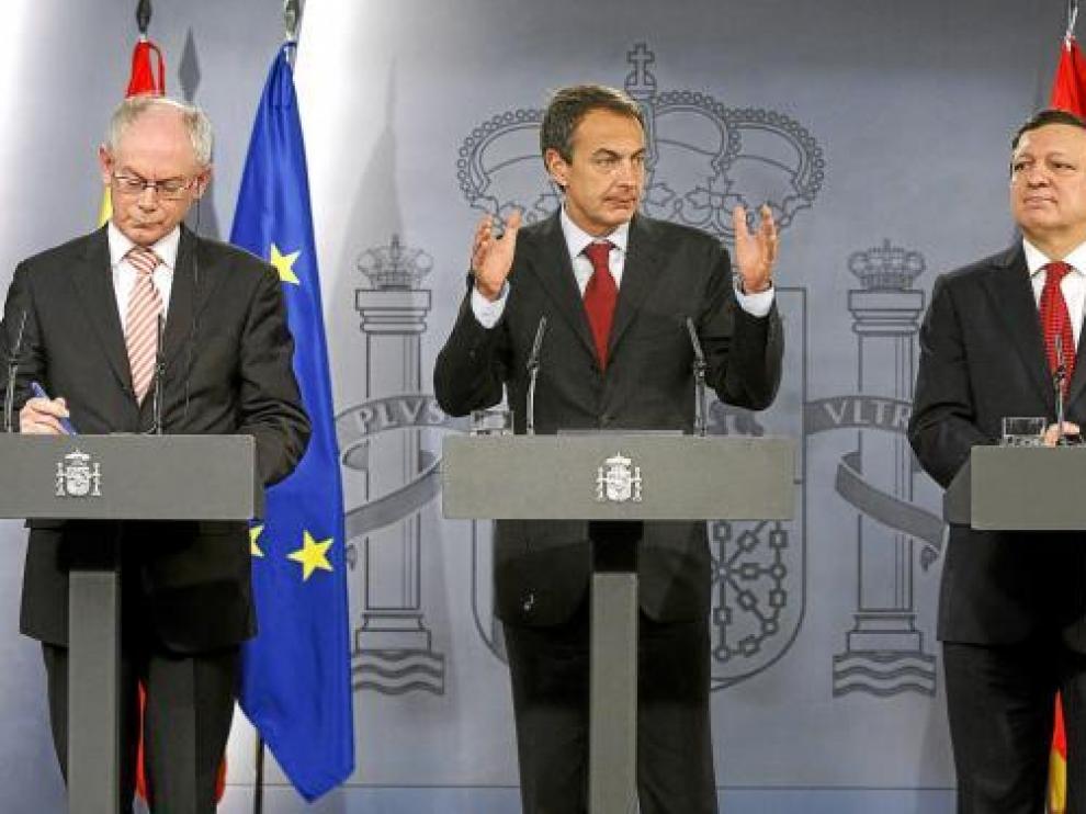 Zapatero, ayer, durante la rueda de prensa junto a Van Rompuy (izda.) y Durão Barroso