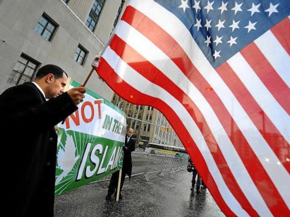 Dos hombres con la pancarta 'No en el nombre del Islam', ante el tribunal federal de Detroit