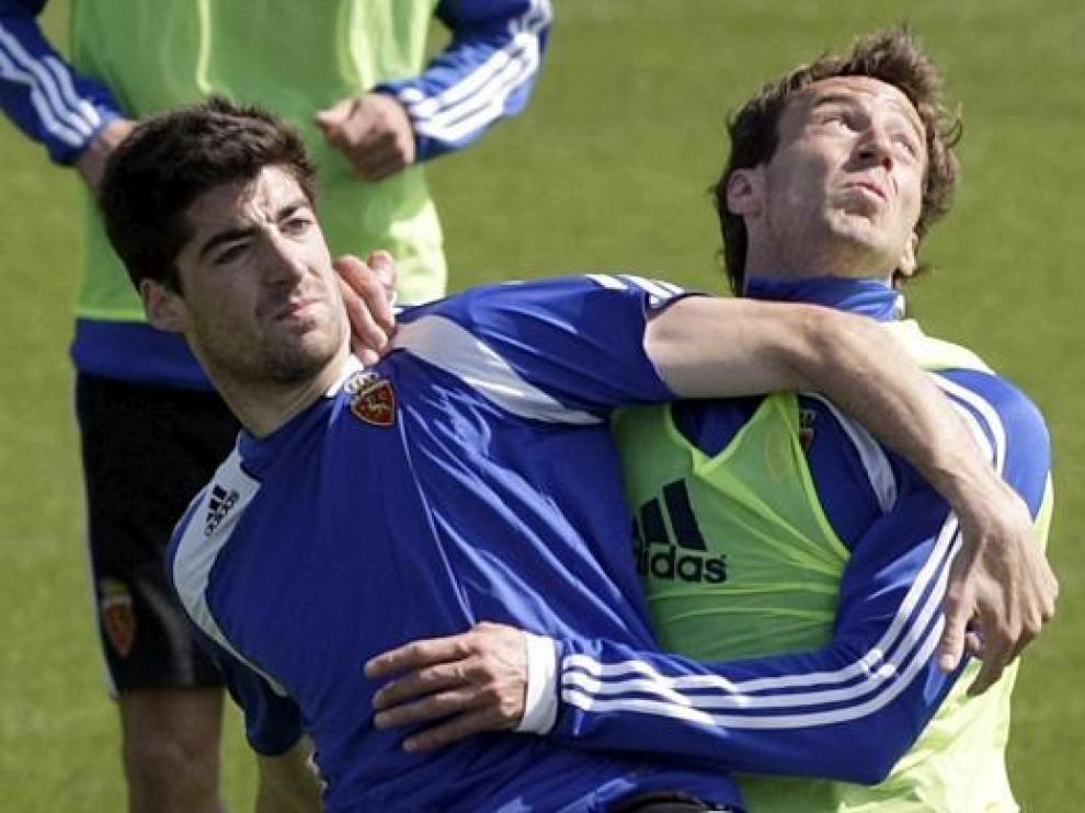 Pulido forcejea con Arizmendi durante un entrenamiento.