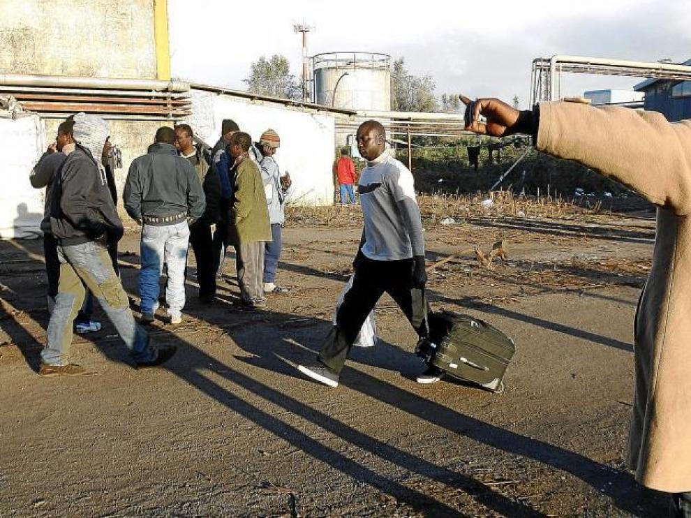 Un grupo de trabajadores inmigrantes se preparaban ayer para subir al autobús que les permitiría abandonar Rosarno