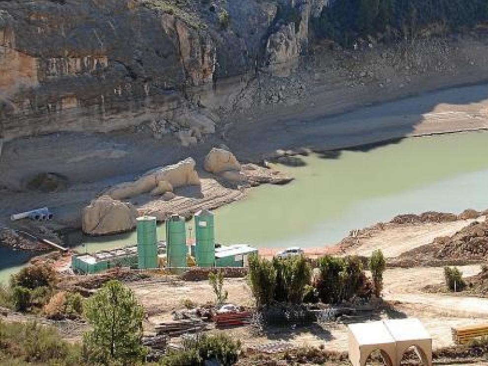 Las obras del recrecimiento de Santolea