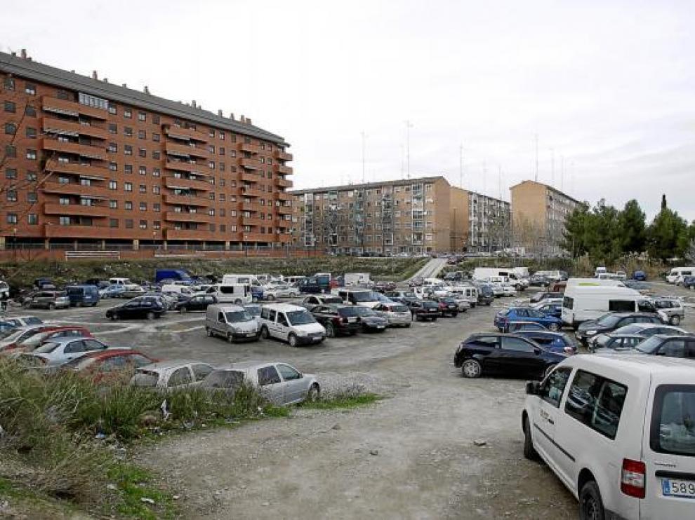 Solar en el que se construirá la escuela, junto al parque Bruil y el río Huerva