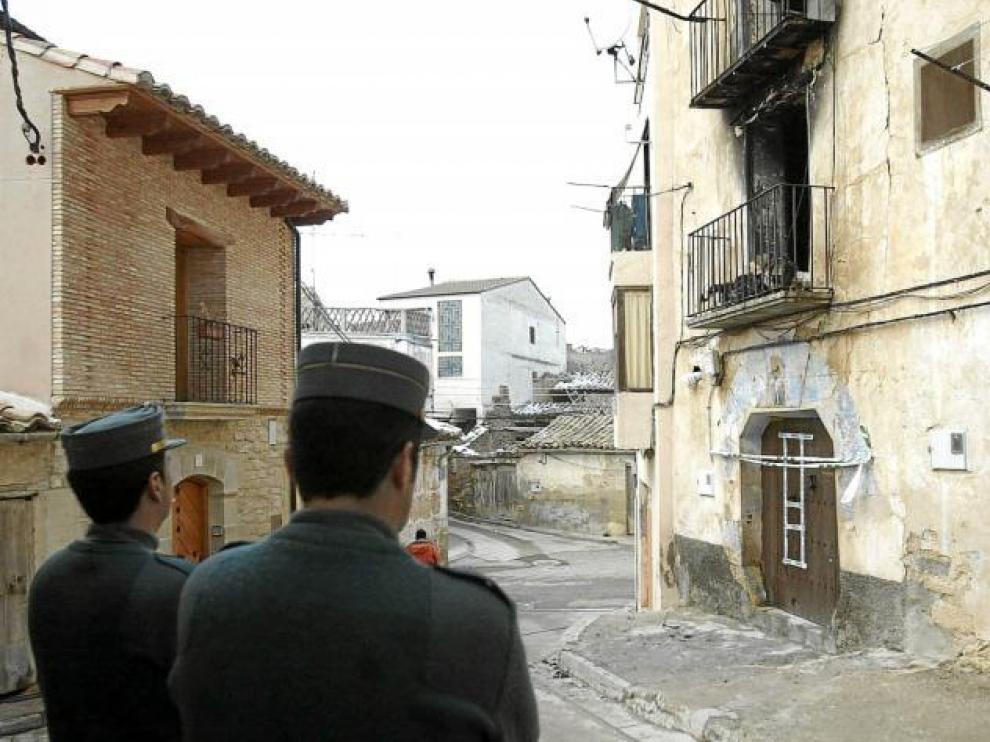 La casa de Torrecilla de Alcañiz -en la foto- en la que perecieron los tres niños tiene tres plantas.