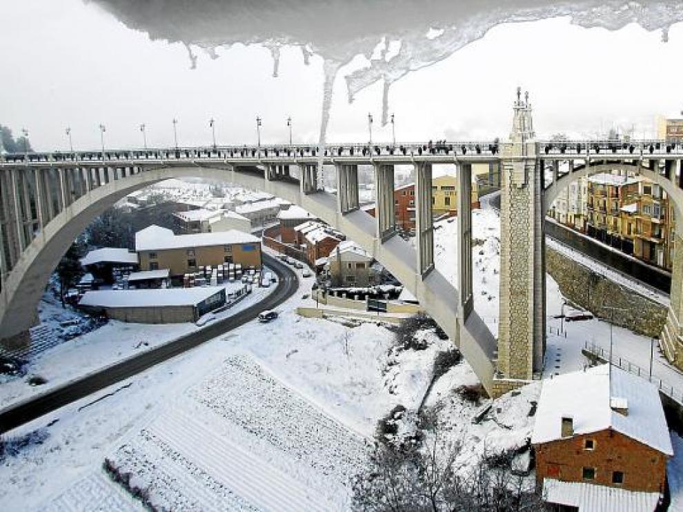 El Viaducto de Teruel cubierto completamente por un manto blanco.