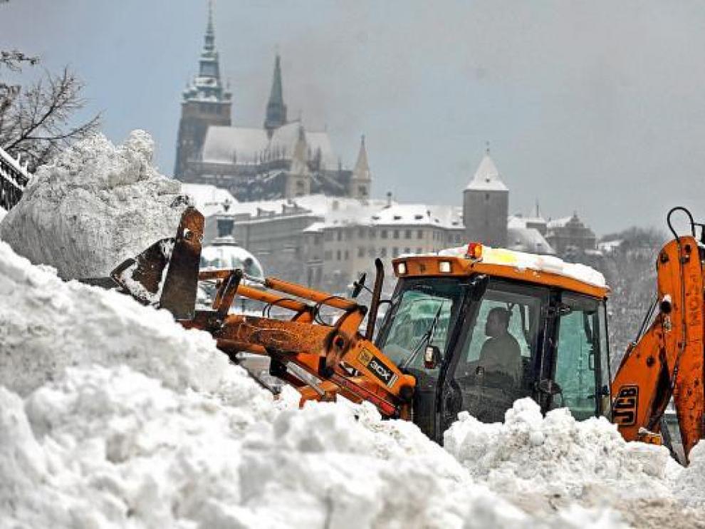 Una excavadora despeja una carretera cubierta de nieve cerca del castillo de Praga, ayer.