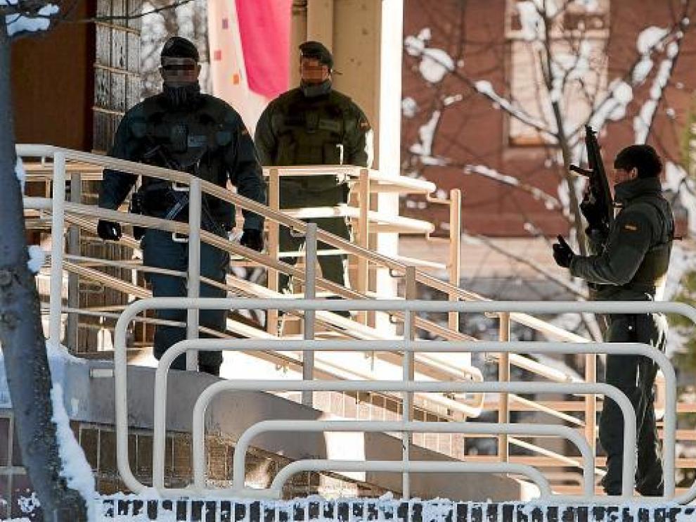 Tres guardias civiles custodian el exterior de la casa de los padres de Iratxe Yáñez.