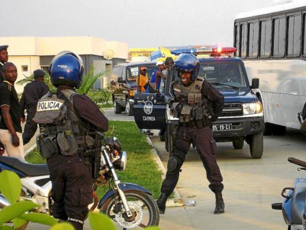Policías custodian un convoy que traslada a personal vinculado a la Copa de África, en Angola.
