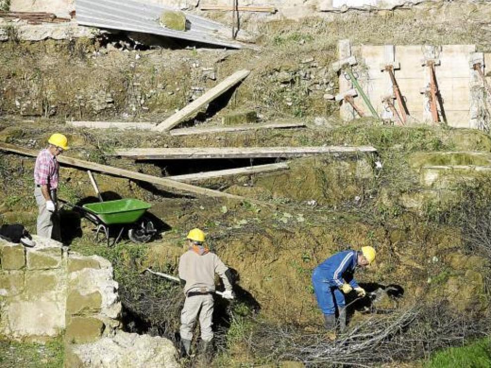 Los operarios empezaron ayer a desbrozar y drenar el solar donde el día 5 se produjo el derrumbe.