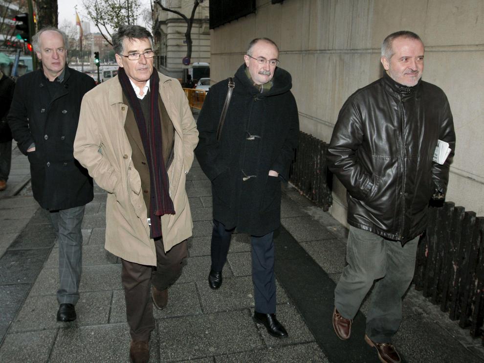 Desde la izquierda, Otamendi, Oleaga, Auzmendi y Torrealdai, ayer al llegar a la Audiencia.
