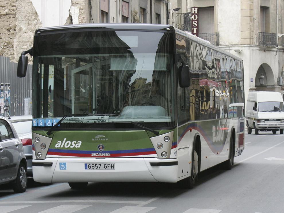 Uno de los autobuses utilizados en la red de transporte de Huesca circula por el Coso Bajo.